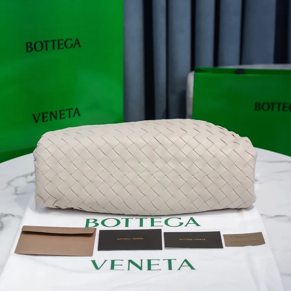 🔥🔥The counterattack of the popular Bottega Veneta started with this series of cloud bags, which went viral in the fashion circle and started a craze! Out of stock, out of stock, out of stock... One piece is hard to find, super hard to buy, regardless of age, season, or occasion. Very classy. Really, if you carry this on the road, it will turn heads! This is also the reason why this series is so expensive. Large size: 38*20*8.5cm [Big clouds and large grid weaving]